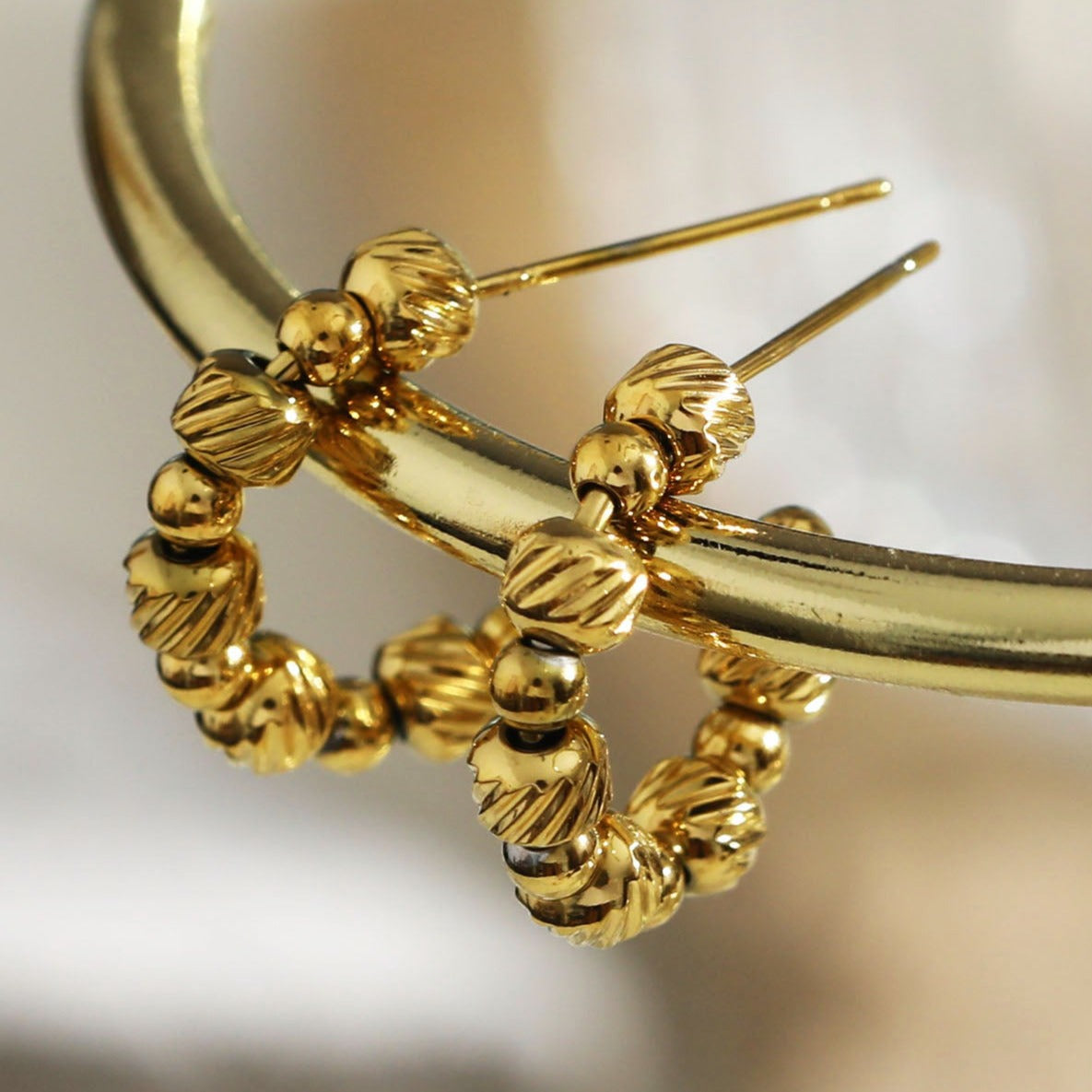 Boucles d'oreilles créoles LUANDA contrastées dorées et perlées