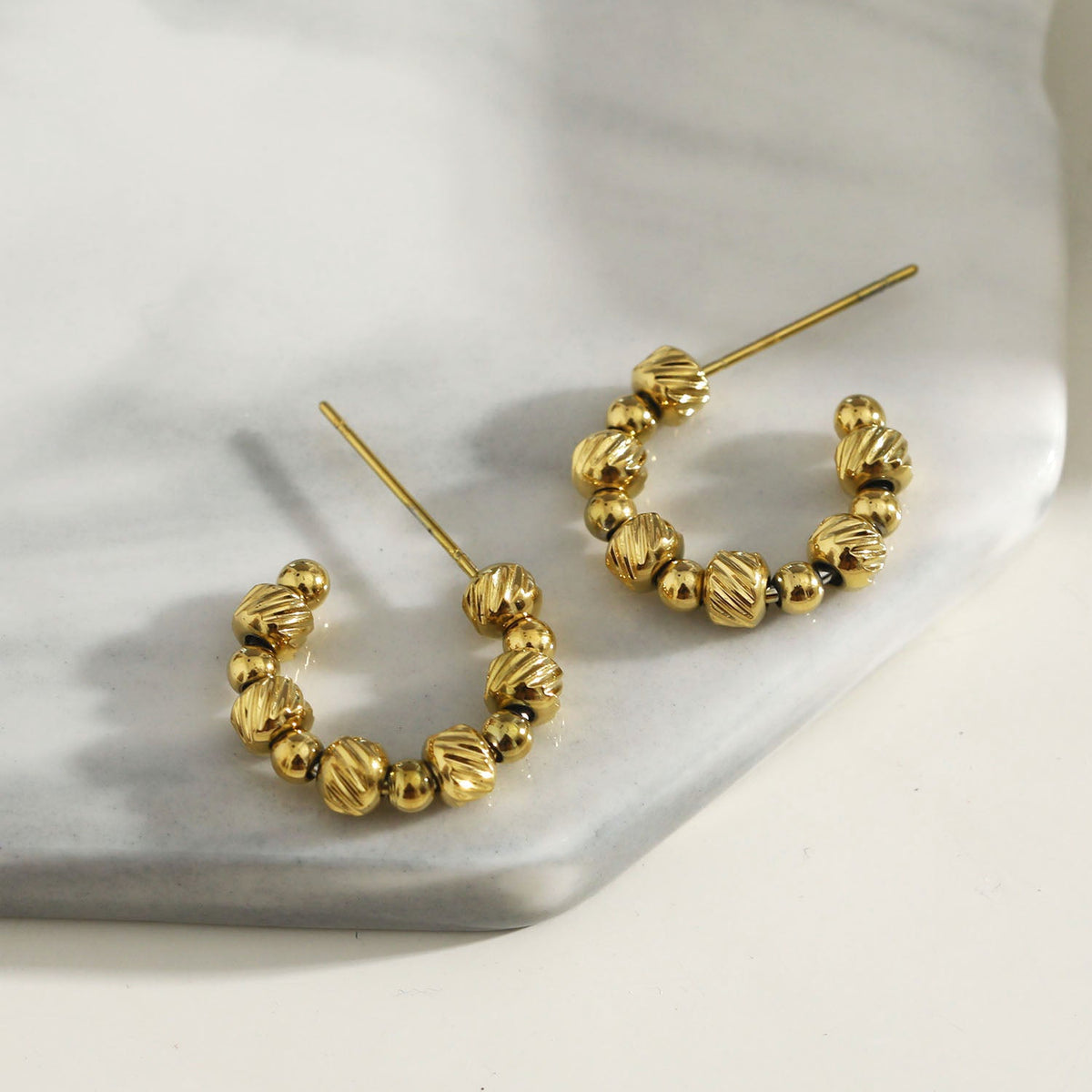 Boucles d'oreilles créoles LUANDA contrastées dorées et perlées