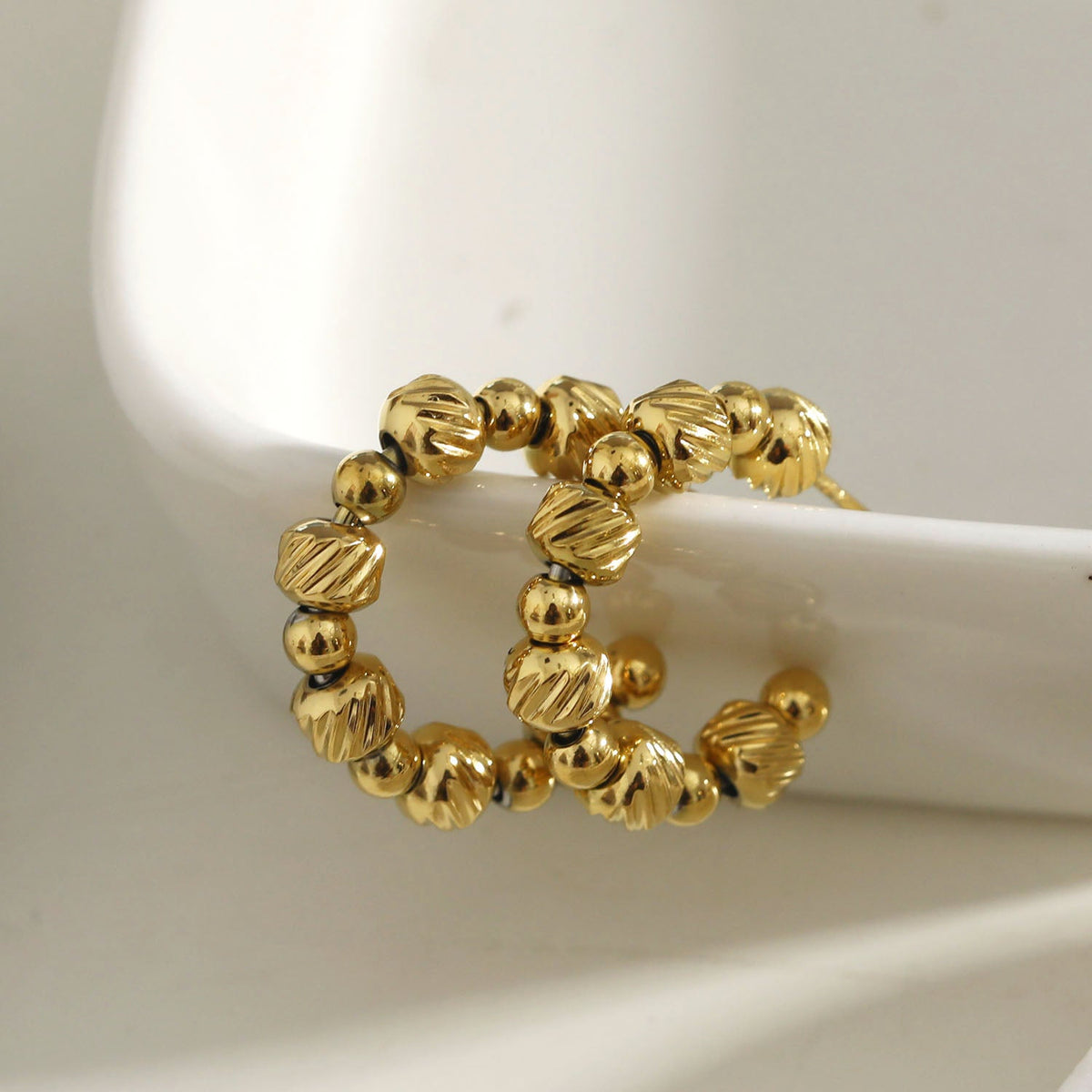 Boucles d'oreilles créoles LUANDA contrastées dorées et perlées
