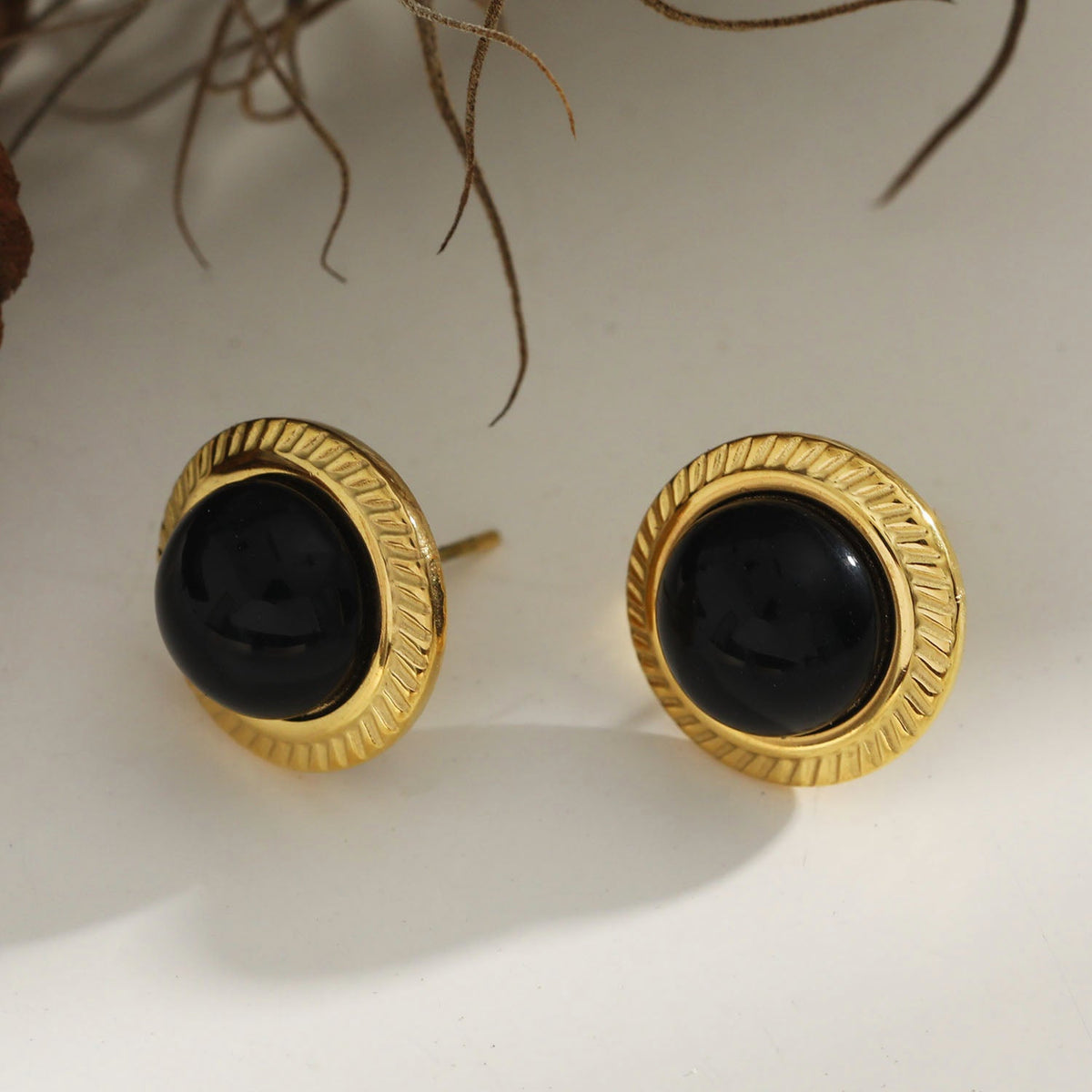 CYNTHIA : Boucles d'oreilles classiques en pierre naturelle noire élégante
