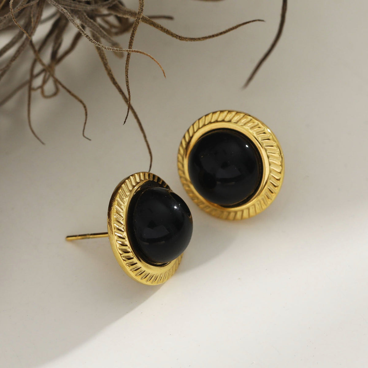 CYNTHIA : Boucles d'oreilles classiques en pierre naturelle noire élégante