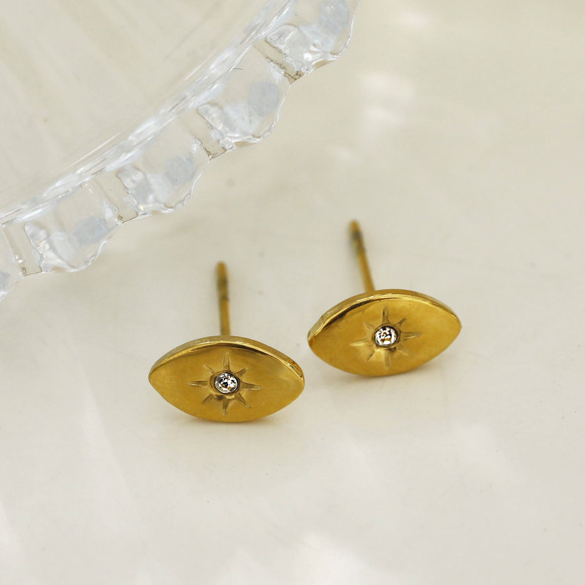 TINDRA : Boucles d'oreilles clous ovales en or avec un solitaire en zircone