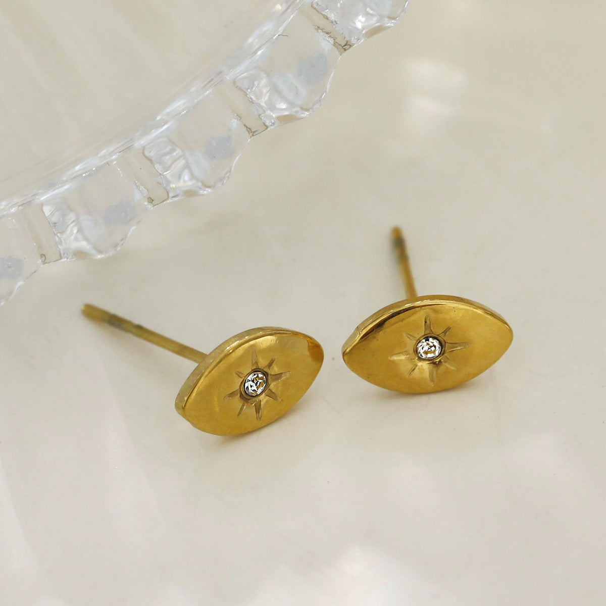 TINDRA : Boucles d'oreilles clous ovales en or avec un solitaire en zircone