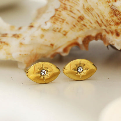 TINDRA : Boucles d'oreilles clous ovales en or avec un solitaire en zircone