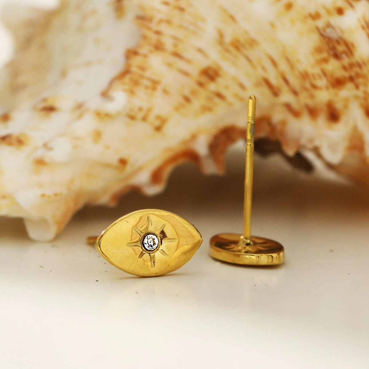 TINDRA : Boucles d'oreilles clous ovales en or avec un solitaire en zircone