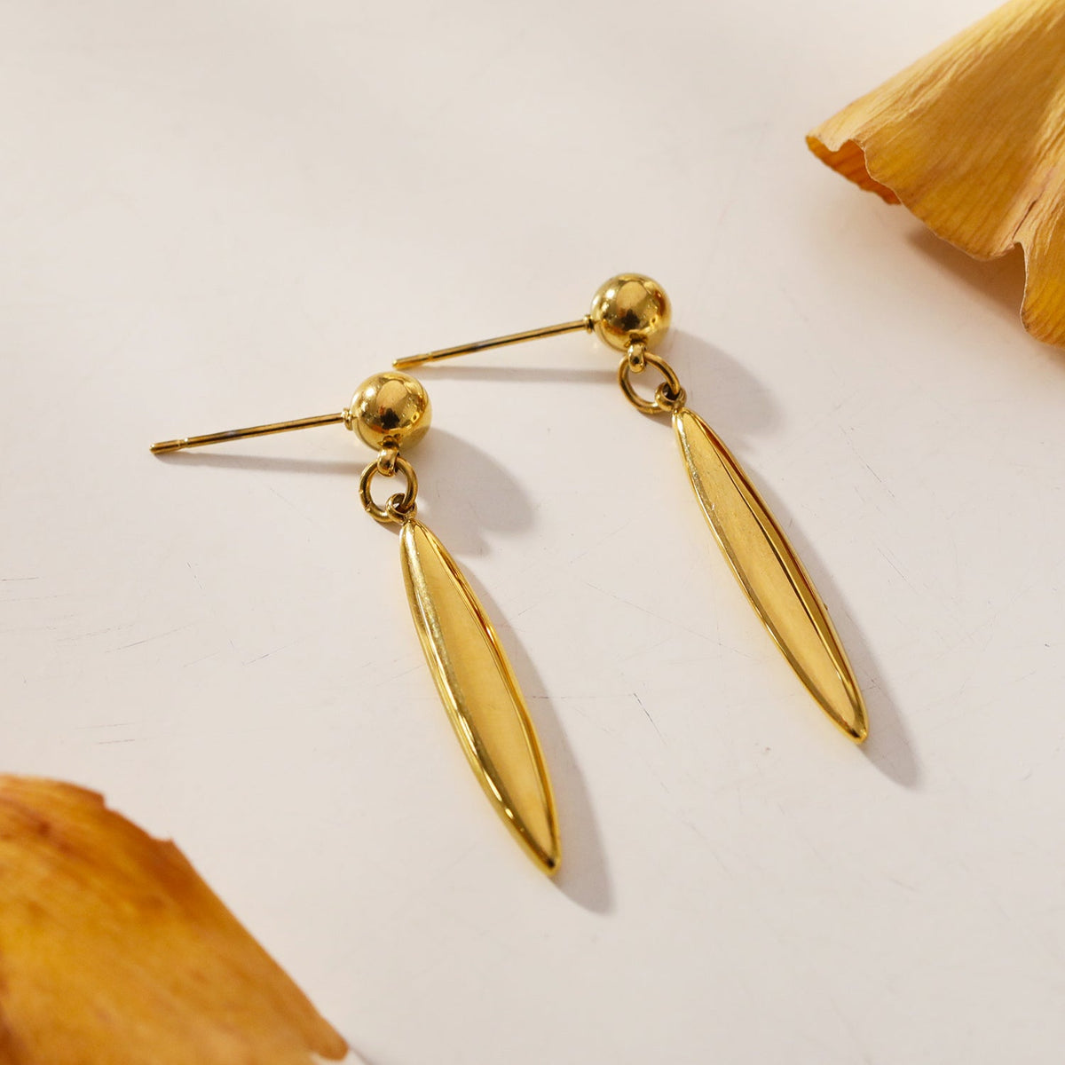 ARACELI : Boucles d'oreilles ovales délicates d'inspiration vintage, ornées de perles arrondies