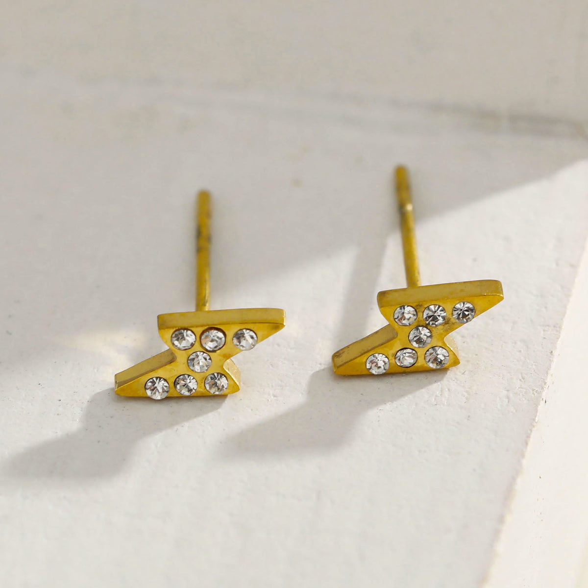 Boucles d'oreilles clous en zircone ANNELI « Zig-Zag »