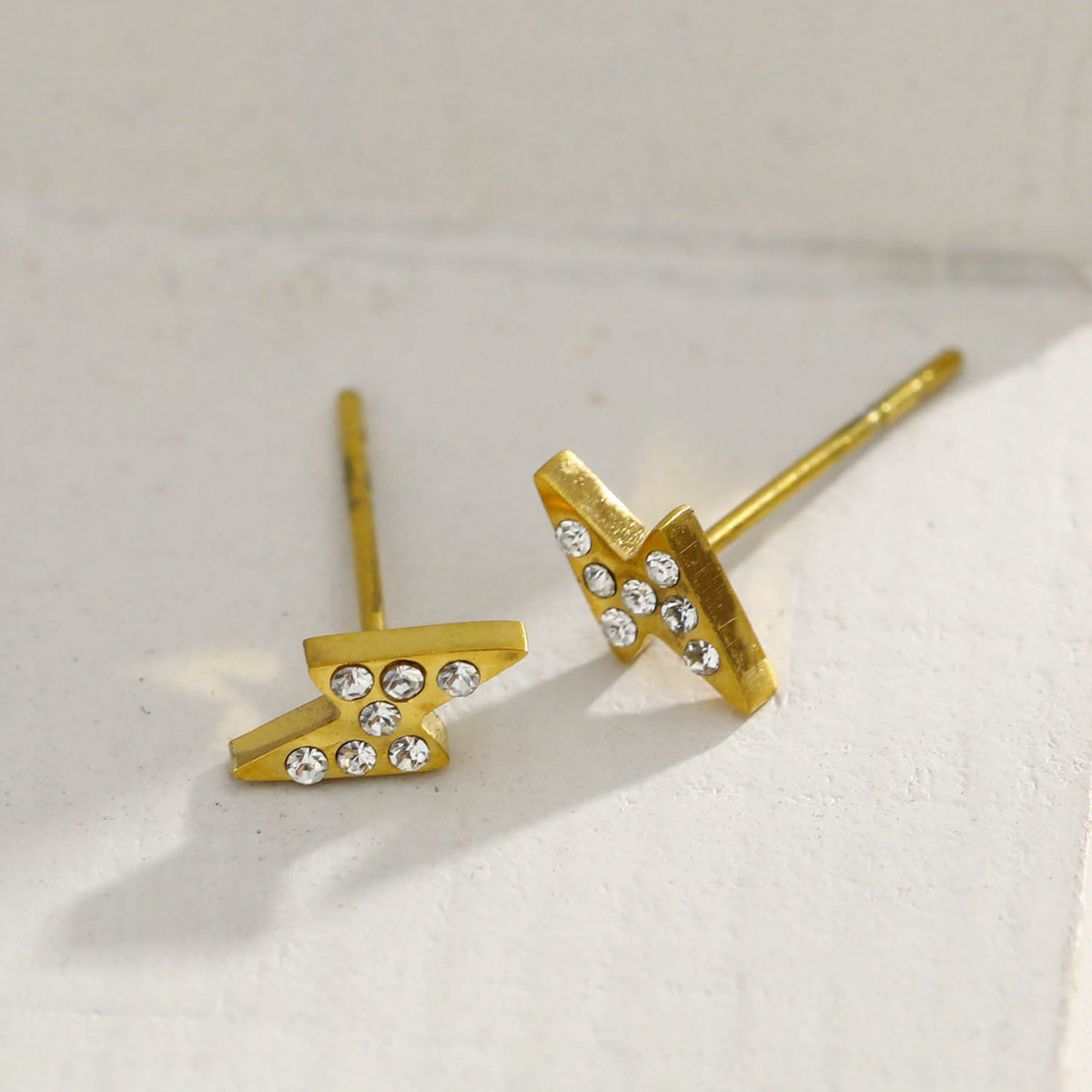 Boucles d'oreilles clous en zircone ANNELI « Zig-Zag »