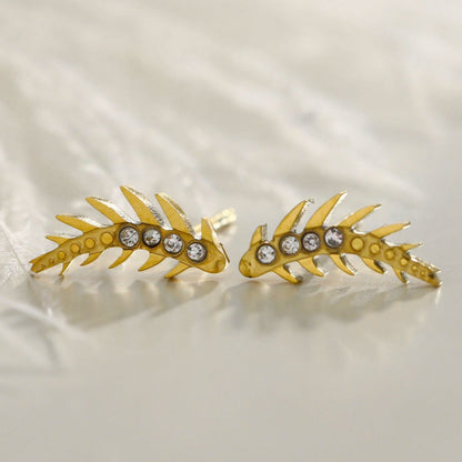 Boucles d'oreilles EBBA « Météore Volant » en oxyde de zirconium de forme incurvée.