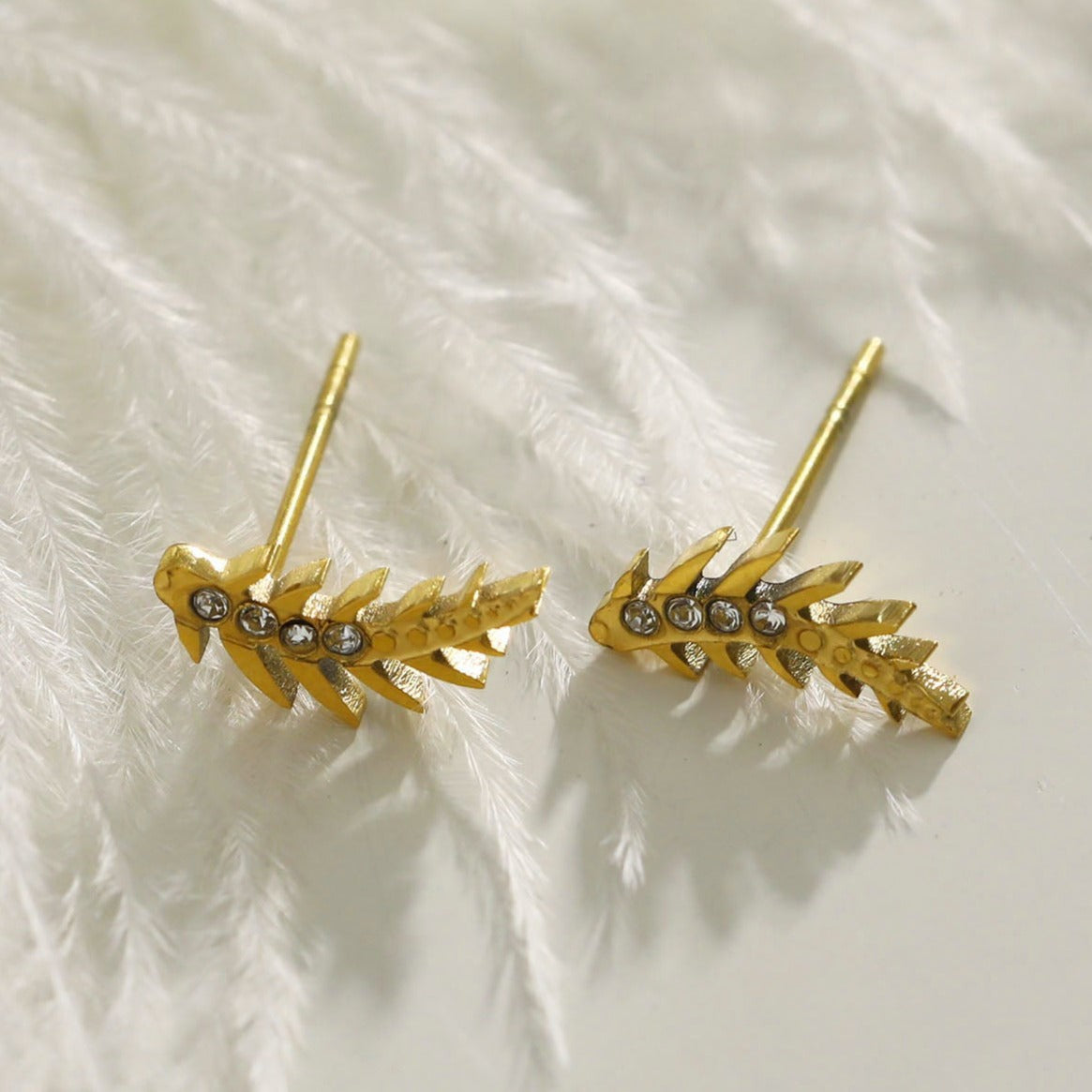 Boucles d'oreilles EBBA « Météore Volant » en oxyde de zirconium de forme incurvée.