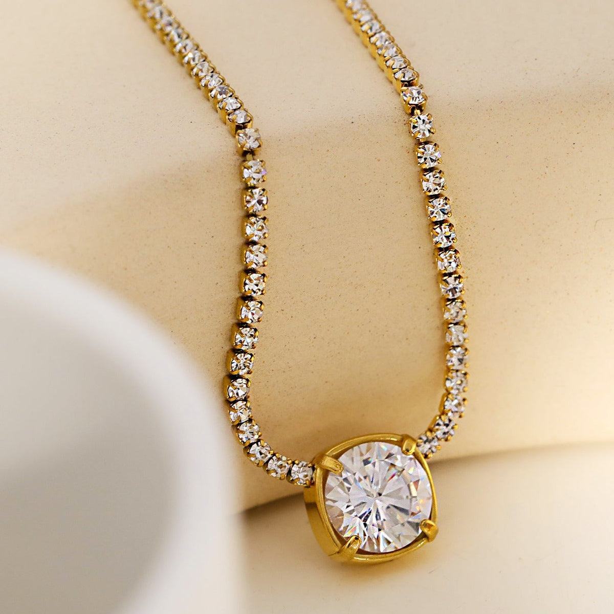 AURA : Pendentif oxyde de zirconium serti sur une chaîne perlée de mini-oxydes de zirconium