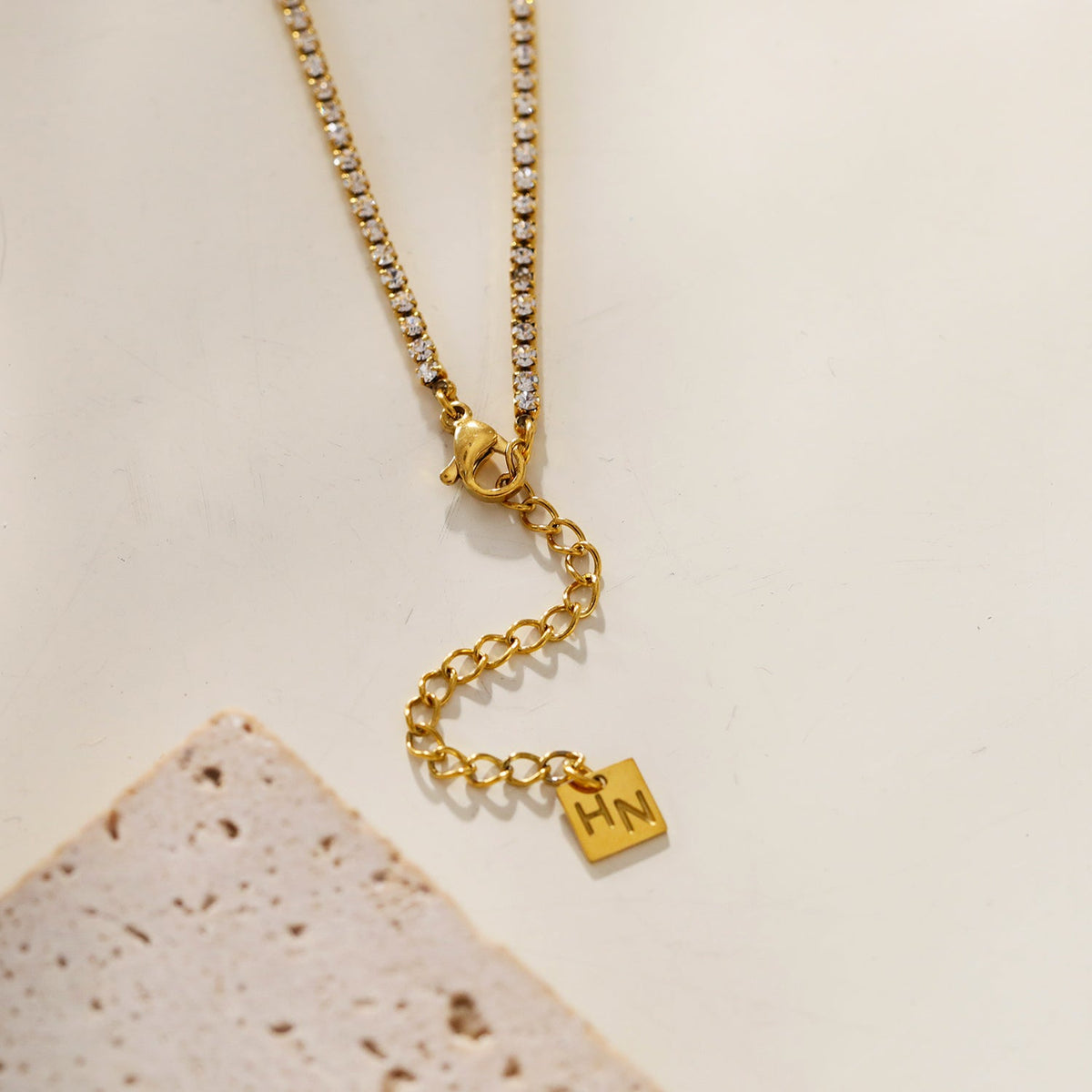 AURA : Pendentif oxyde de zirconium serti sur une chaîne perlée de mini-oxydes de zirconium