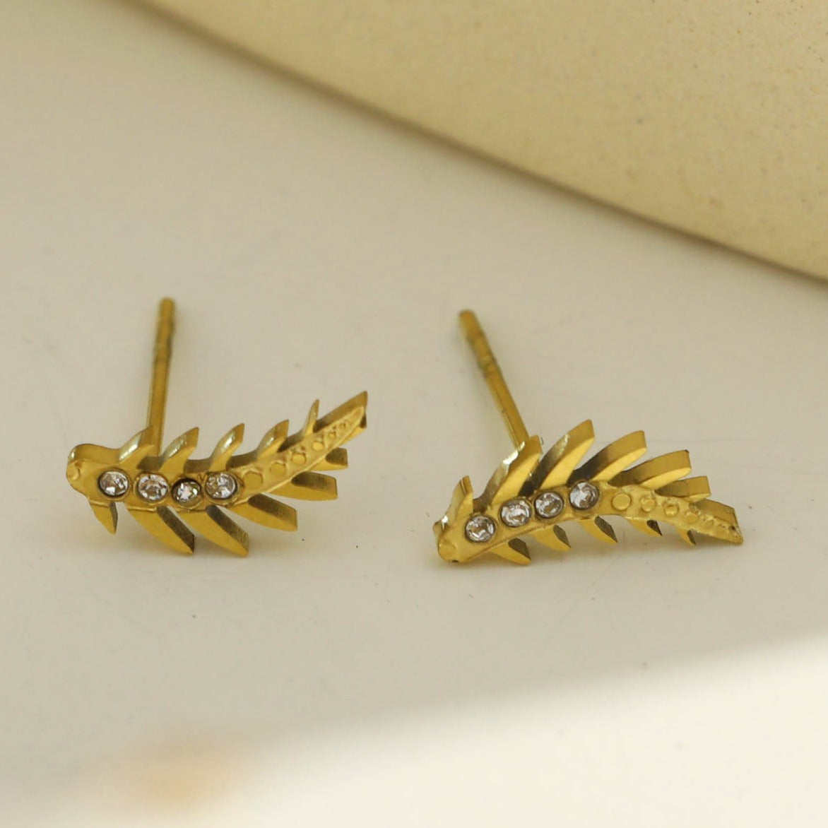 Boucles d'oreilles EBBA « Météore Volant » en oxyde de zirconium de forme incurvée.