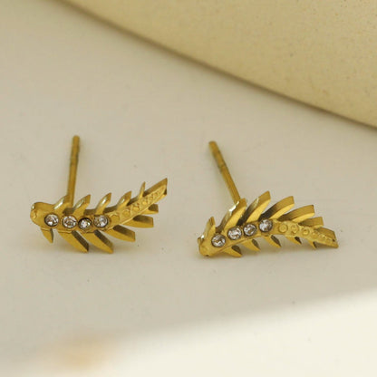 Boucles d'oreilles EBBA « Météore Volant » en oxyde de zirconium de forme incurvée.