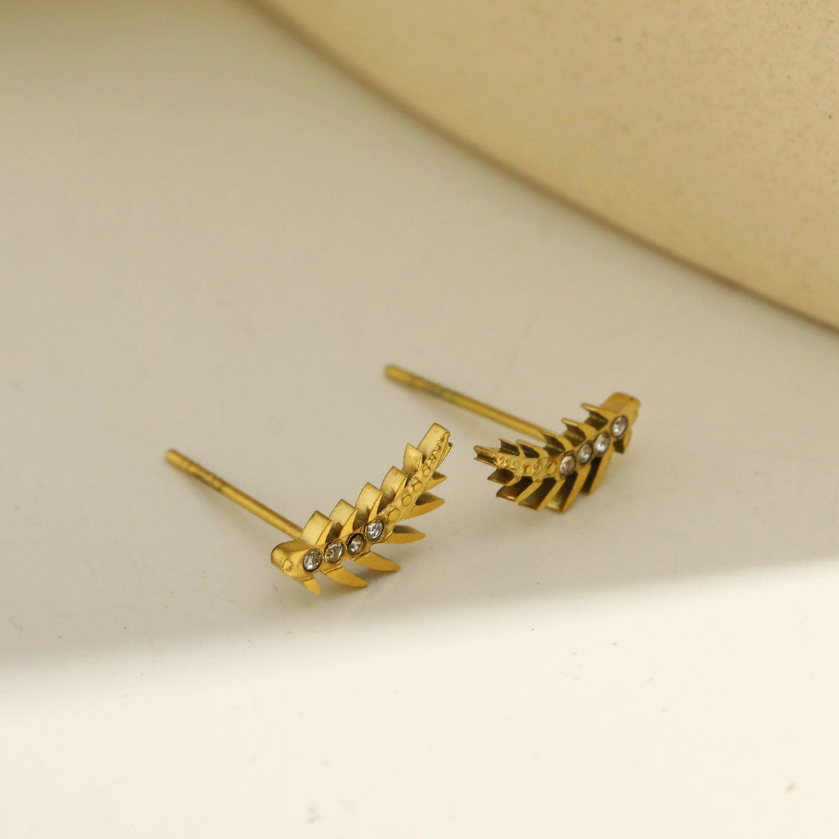 Boucles d'oreilles EBBA « Météore Volant » en oxyde de zirconium de forme incurvée.