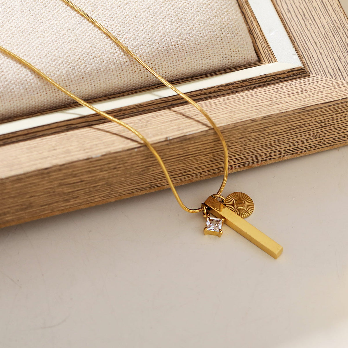 Collier chaîne DEFNIE de style peau de serpent, orné d'un trio de pendentifs