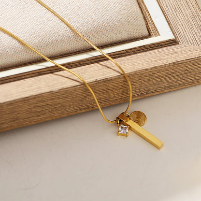 Collier chaîne DEFNIE de style peau de serpent, orné d'un trio de pendentifs