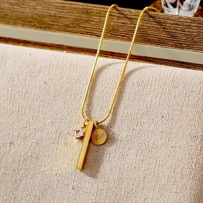 Collier chaîne DEFNIE de style peau de serpent, orné d'un trio de pendentifs