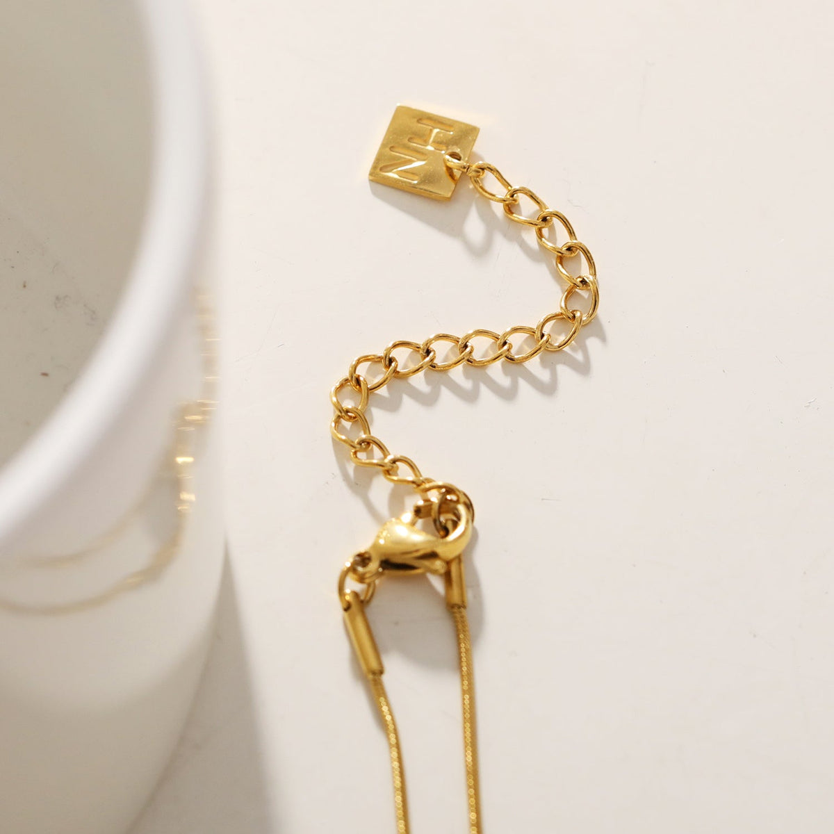 Collier chaîne DEFNIE de style peau de serpent, orné d'un trio de pendentifs