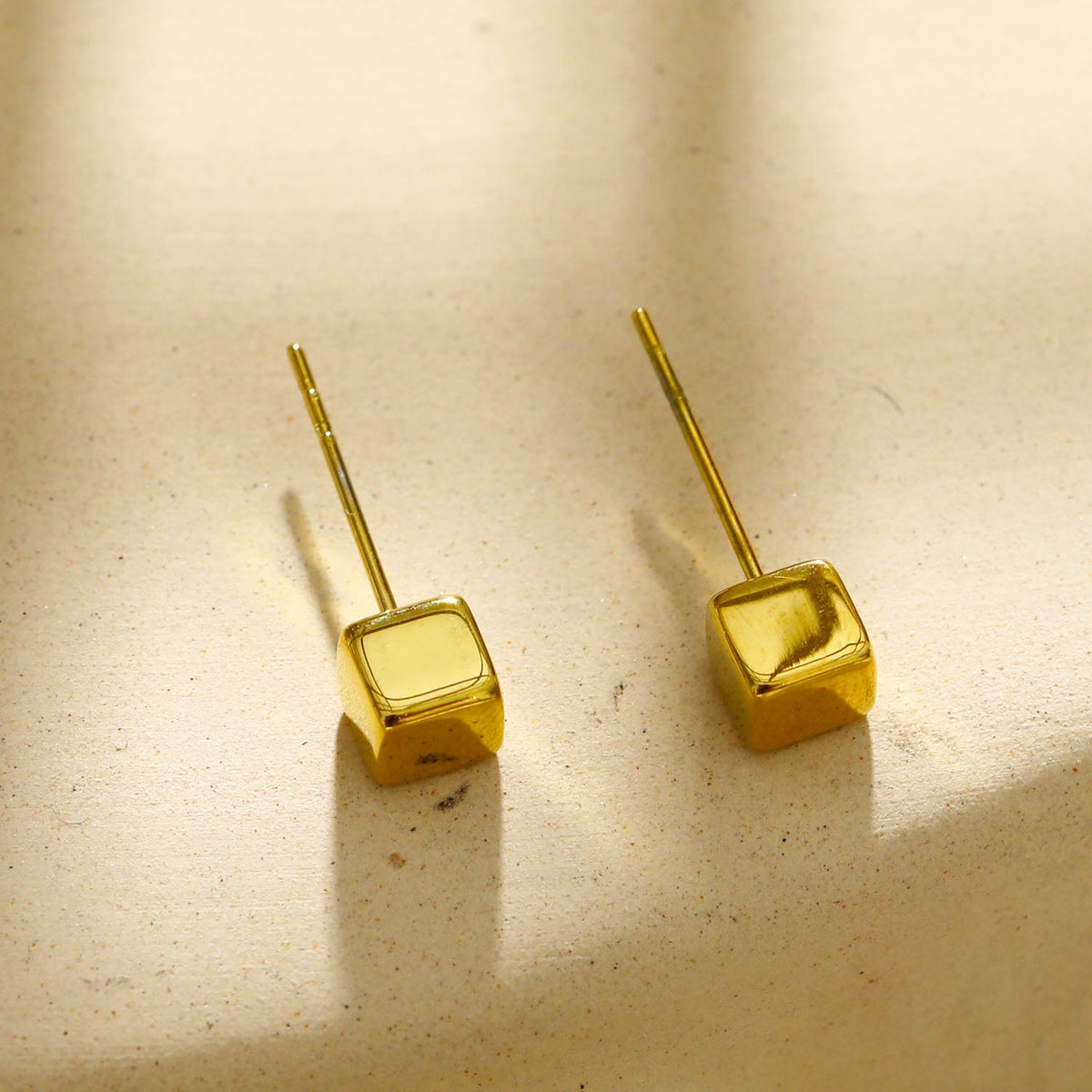 Style SYNNE : Clous d'oreilles minimalistes carrés en perles dorées et argentées