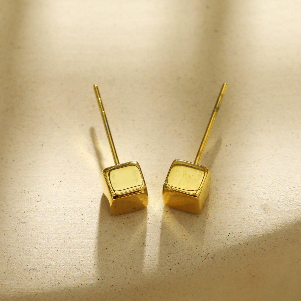 Style SYNNE : Clous d'oreilles minimalistes carrés en perles dorées et argentées
