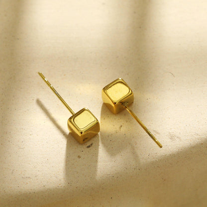 Style SYNNE : Clous d'oreilles minimalistes carrés en perles dorées et argentées