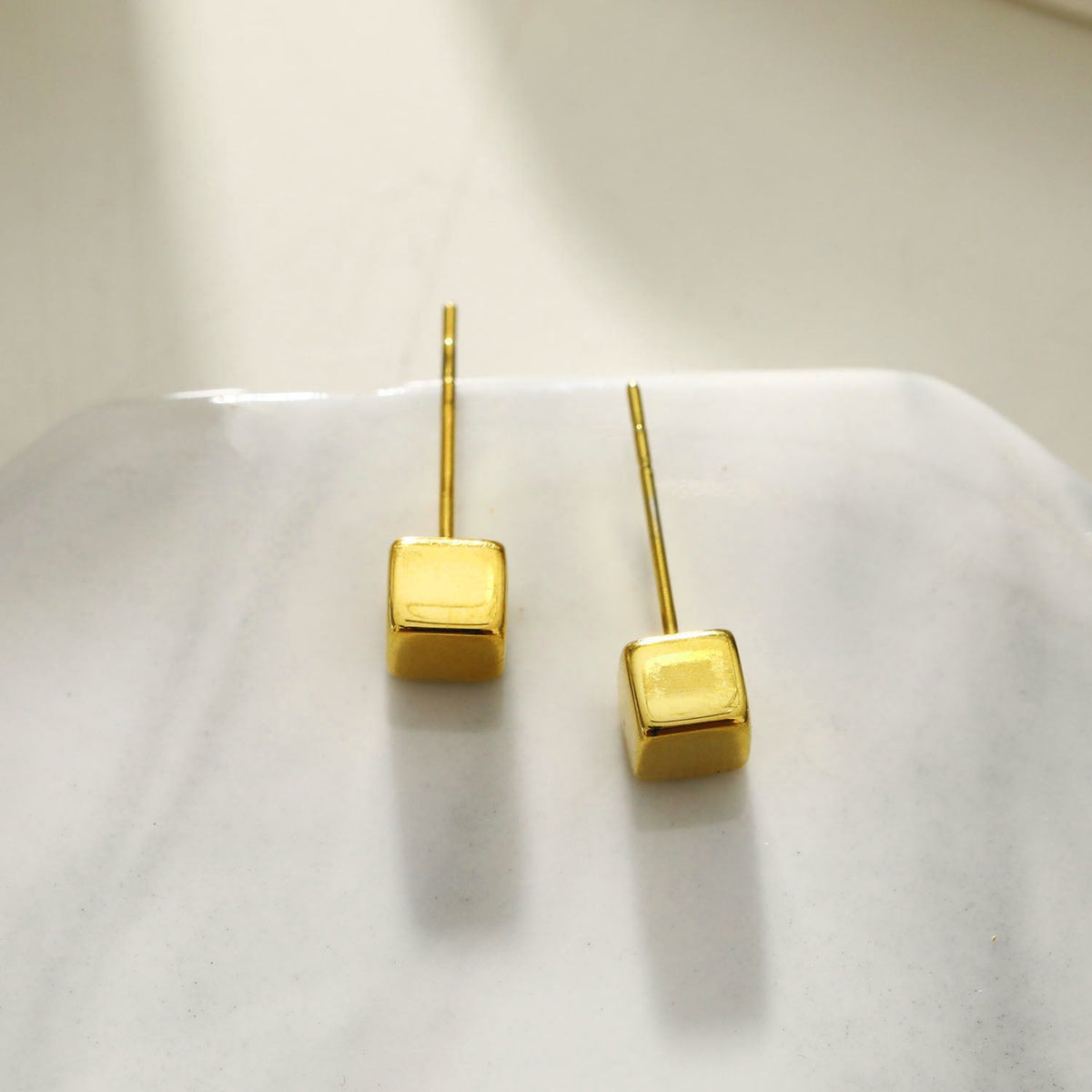 Style SYNNE : Clous d'oreilles minimalistes carrés en perles dorées et argentées