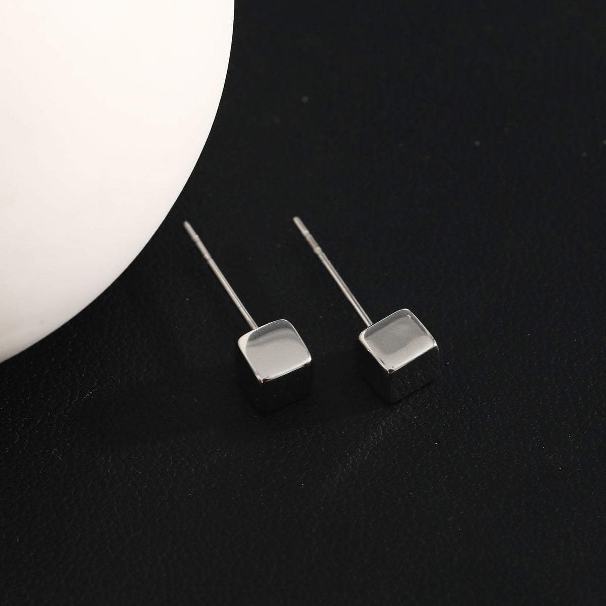 Style SYNNE : Clous d'oreilles minimalistes carrés en perles dorées et argentées