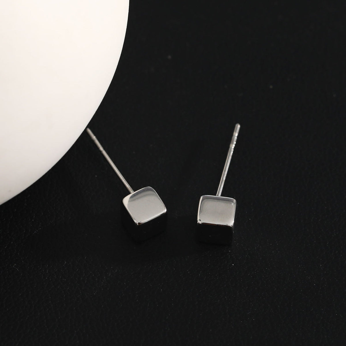 Style SYNNE : Clous d'oreilles minimalistes carrés en perles dorées et argentées