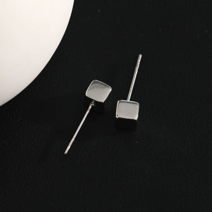 Style SYNNE : Clous d'oreilles minimalistes carrés en perles dorées et argentées
