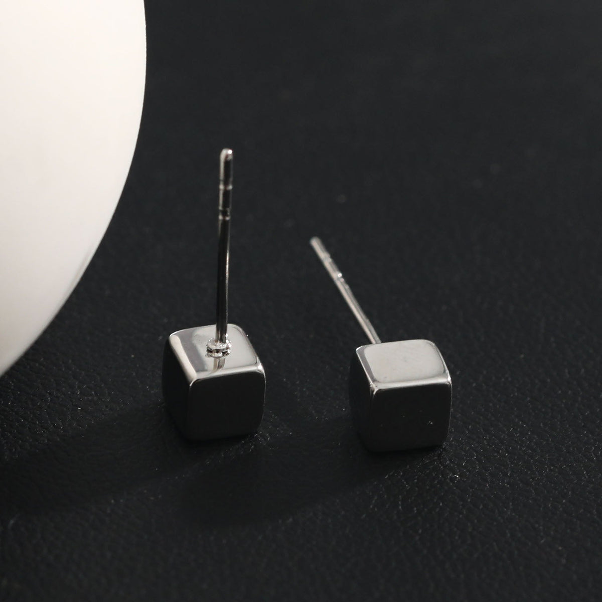 Style SYNNE : Clous d'oreilles minimalistes carrés en perles dorées et argentées