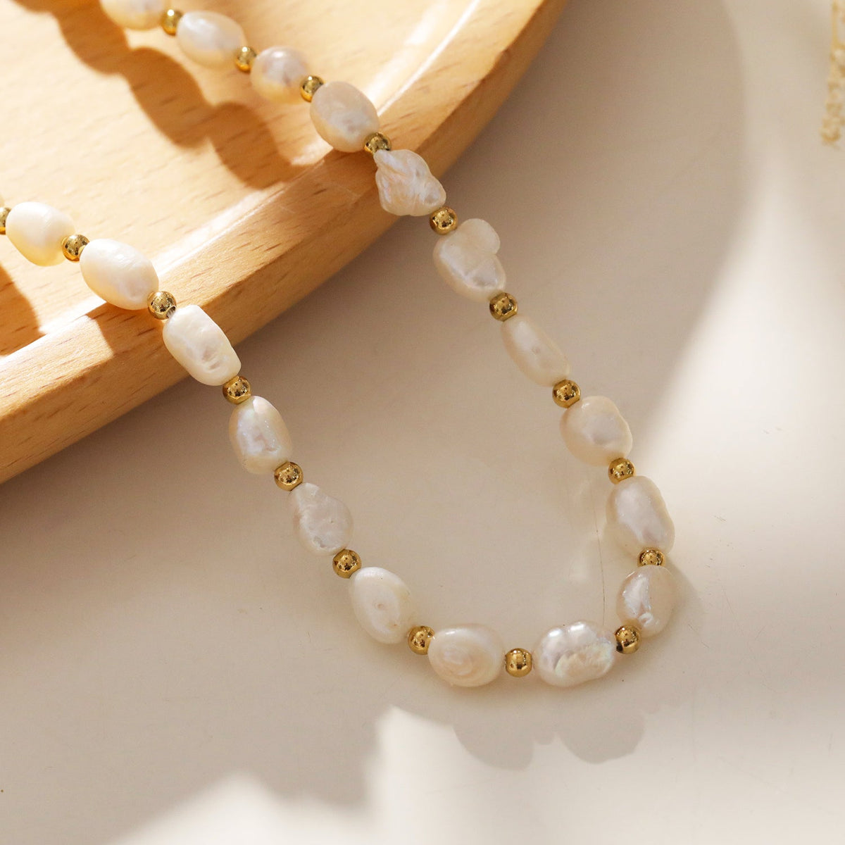 ELISA : Collier chaîne perles d'eau douce et billes dorées