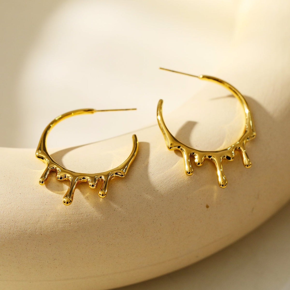 VASILIKI : Boucles d'oreilles créoles « Artistry in Motion » avec peinture coulante
