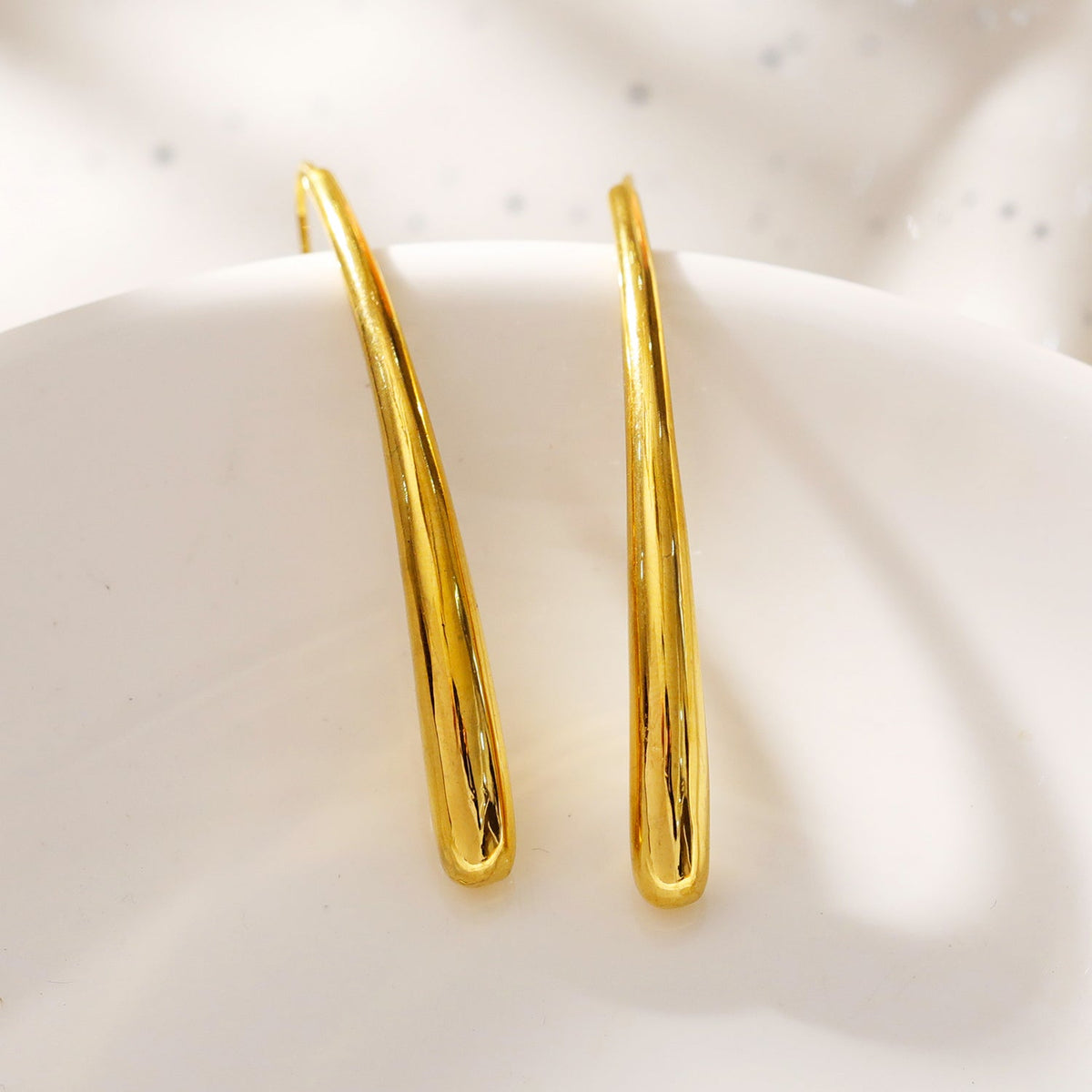 Style ADARA Or : Élégance Abstraite. Boucles d'Oreilles Géométriques Avant-Gardistes