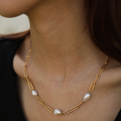 YORK: Fresh Water Pearl Trio on A Paper-Chain Necklace