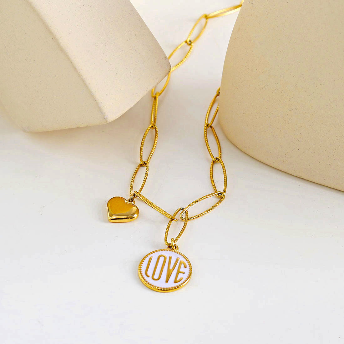 Collier contemporain avec pendentif script EMMA Rétro LOVE