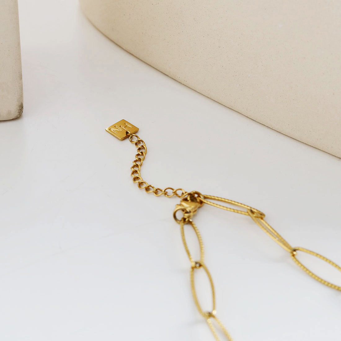 Collier contemporain avec pendentif script EMMA Rétro LOVE