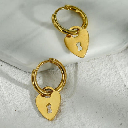 Mini créoles avec charm en forme de cadenas cœur – Modèle PYAR en or