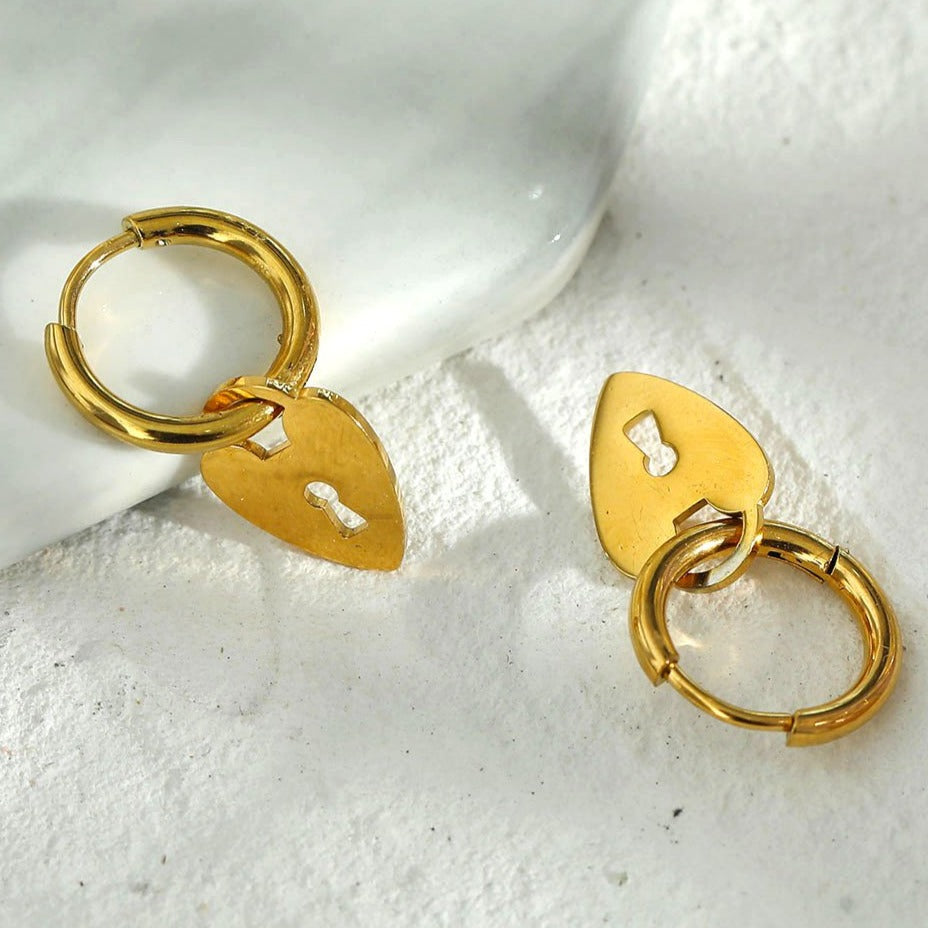 Mini créoles avec charm en forme de cadenas cœur – Modèle PYAR en or