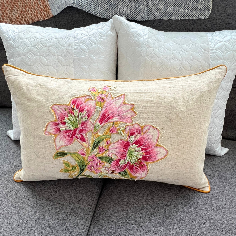 Housse de coussin lombaire brodée florale 12x20" – Avant en coton, arrière en soie de papier