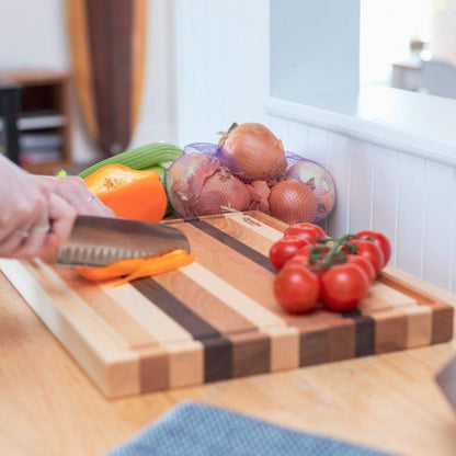 Planche à découper en bois, la “D-Zartailles” avec sillon à jus