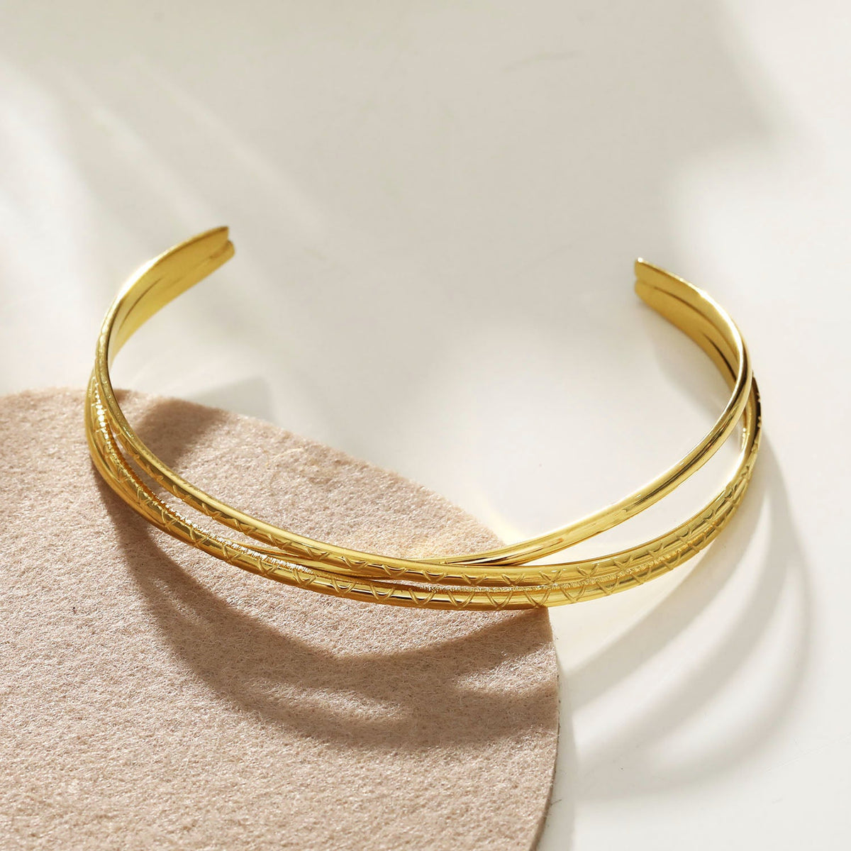 Style RENIE : Bracelet Overpass triple épaisseur avec motifs crantés