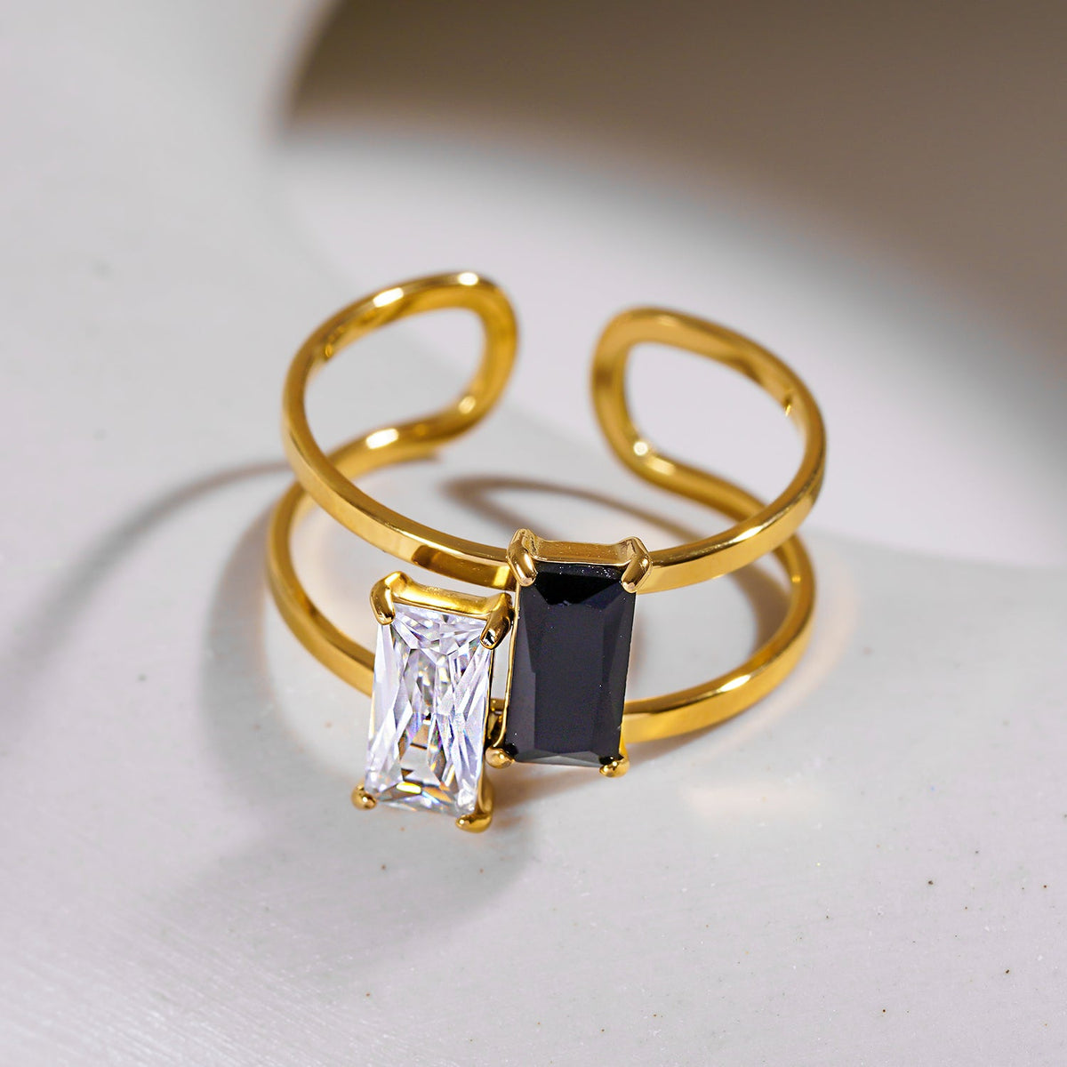 RIADEL : Bague ruban en zircone noire et transparente double éclat