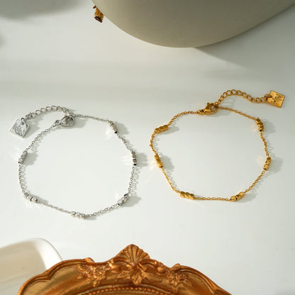 RITIKA : Bracelet fin en or blanc (ton argent) avec petites perles carrées