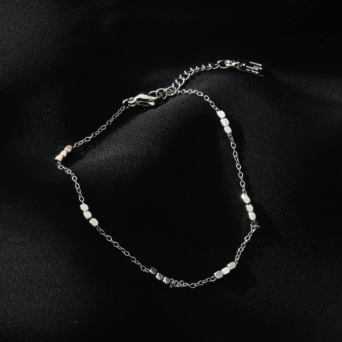 RITIKA : Bracelet fin en or blanc (ton argent) avec petites perles carrées
