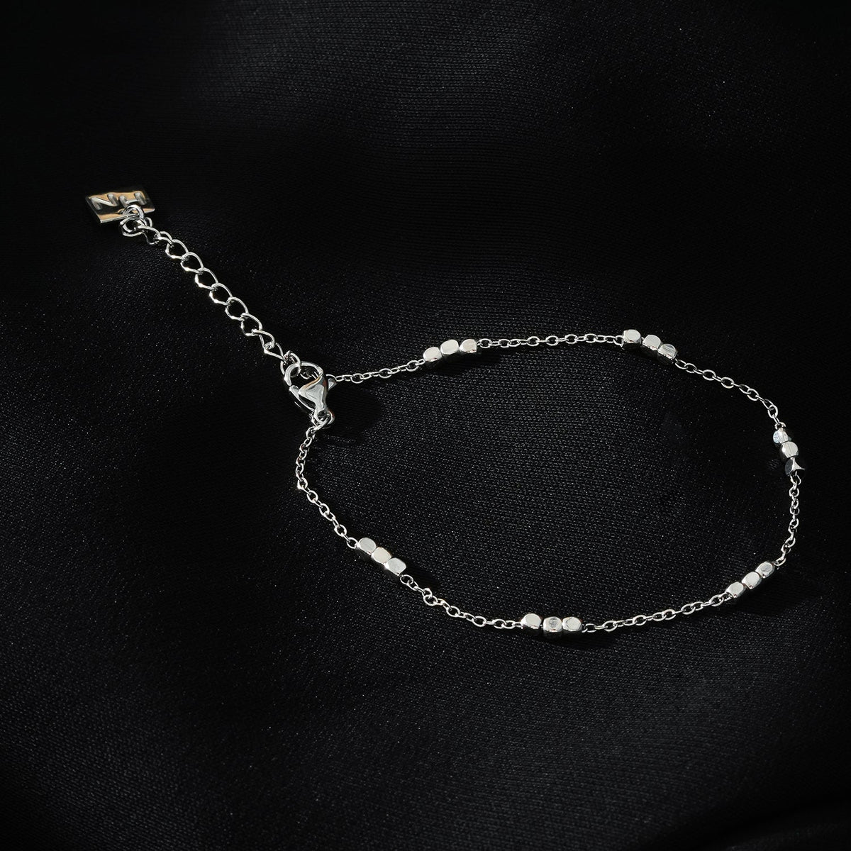 RITIKA : Bracelet fin en or blanc (ton argent) avec petites perles carrées