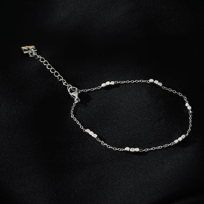 RITIKA : Bracelet fin en or blanc (ton argent) avec petites perles carrées