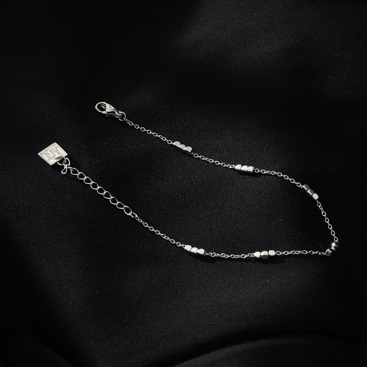 RITIKA : Bracelet fin en or blanc (ton argent) avec petites perles carrées
