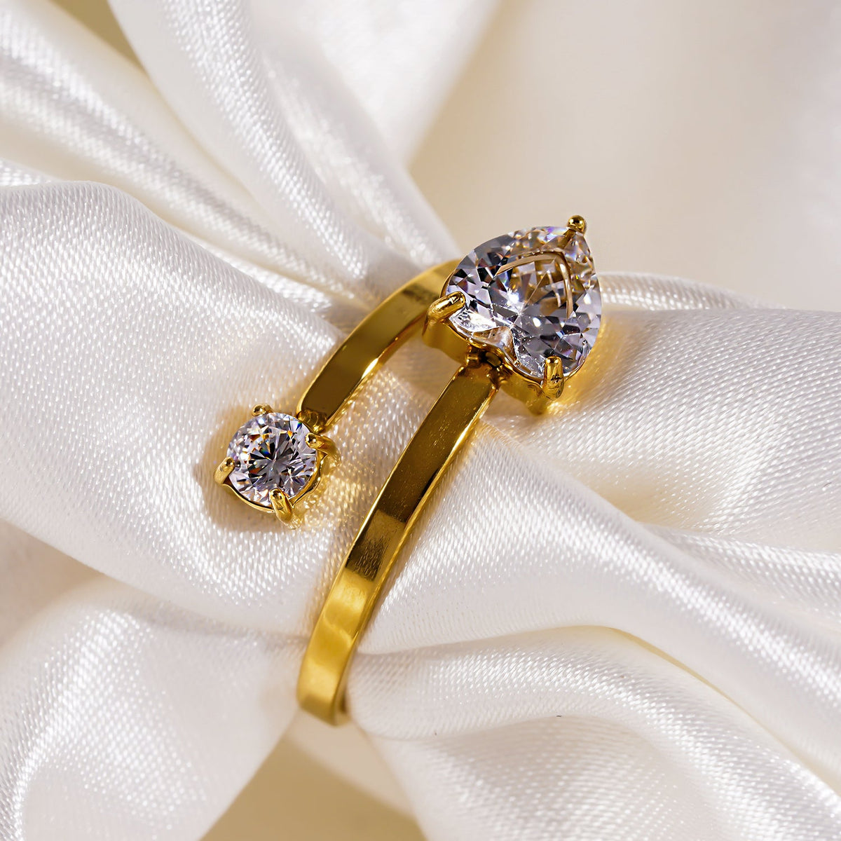 RIZALINA: Classic Band Ring Anchoring Heart Shaped & Rounded Zirconia Gemstones