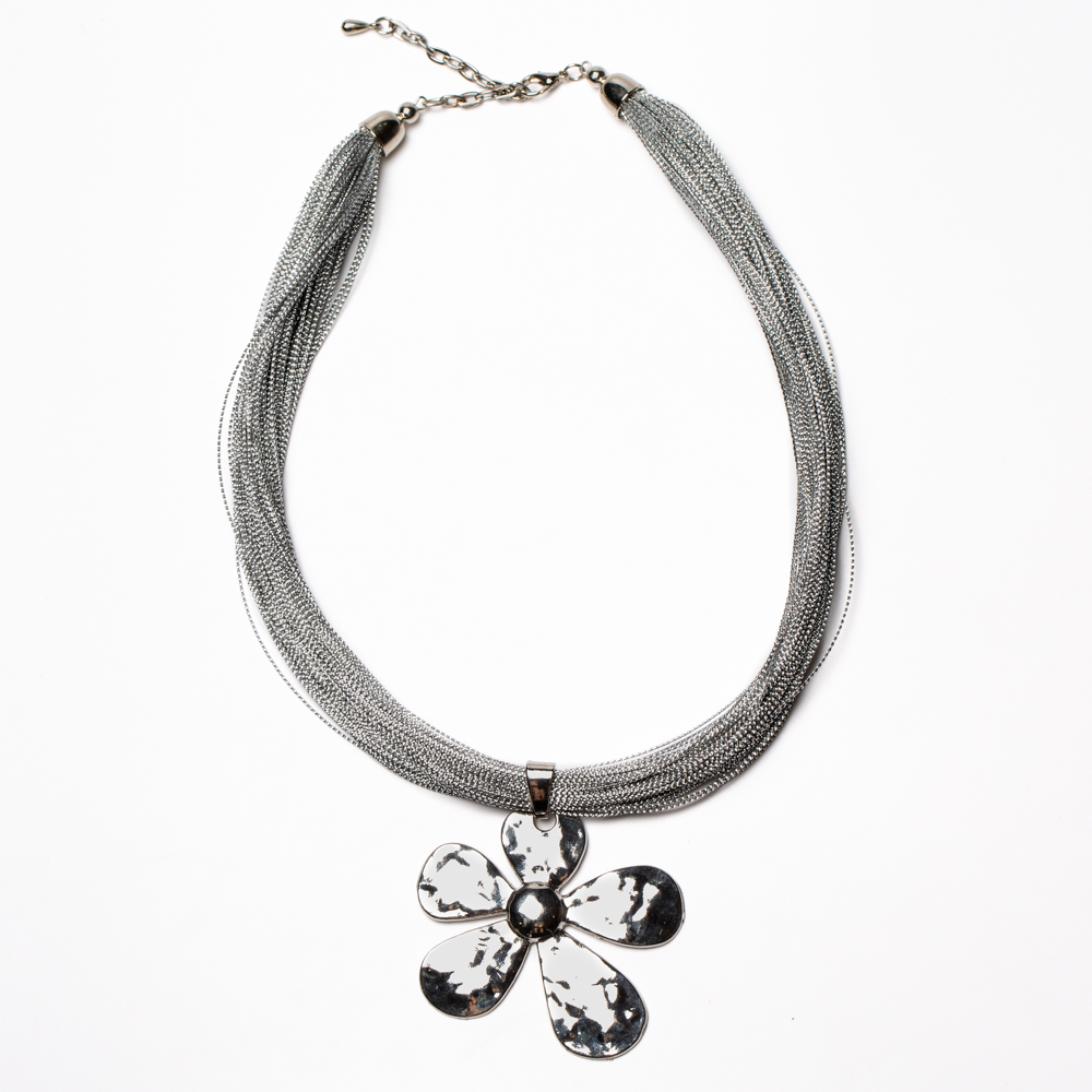 Collier Fleur Martelé Sur Fils Multiples